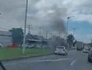 Carro pega fogo próximo ao Viaduto de Carapina, na Serra