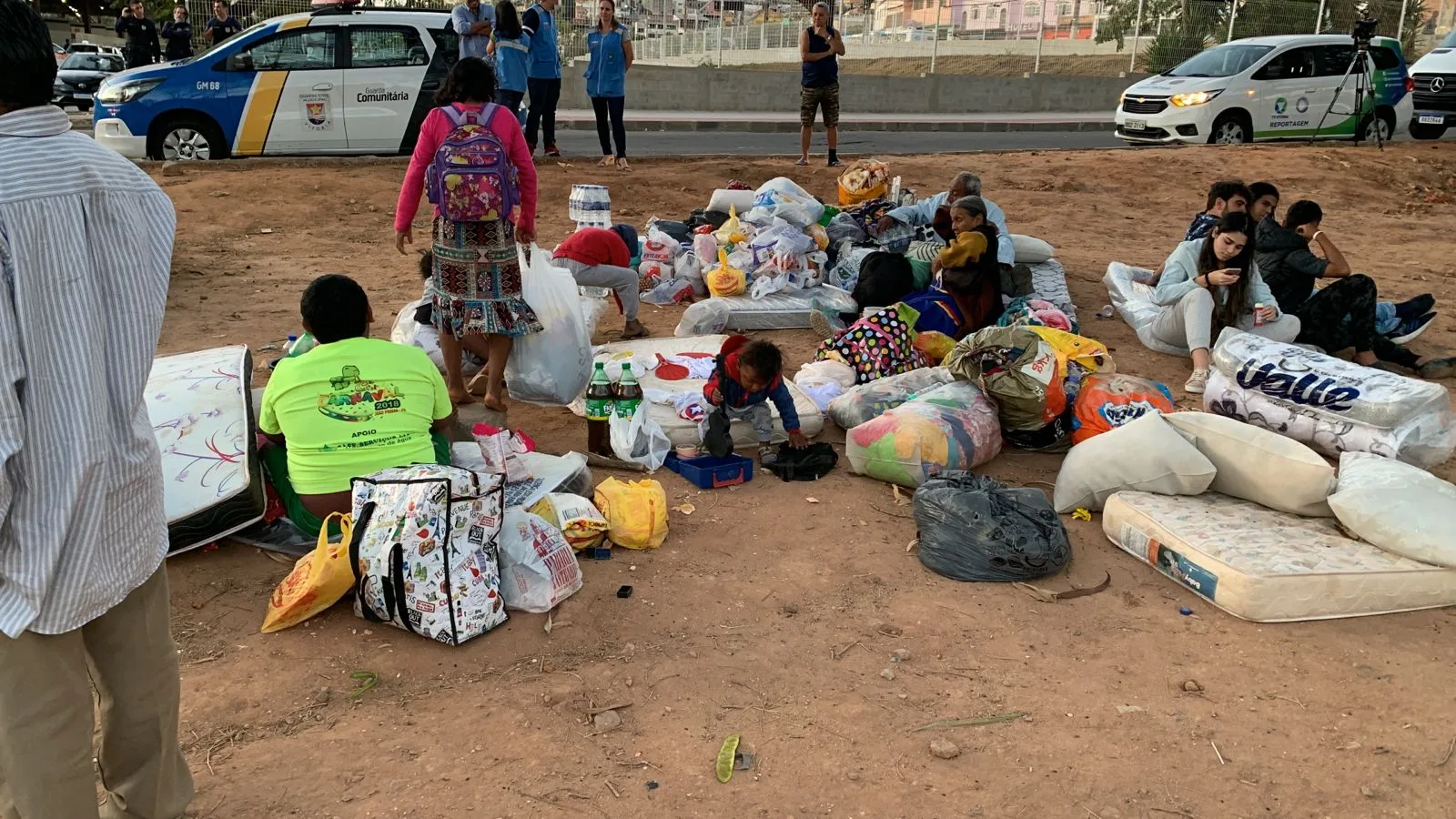 Refugiados venezuelanos deixam abrigo durante a noite de táxi, diz prefeitura