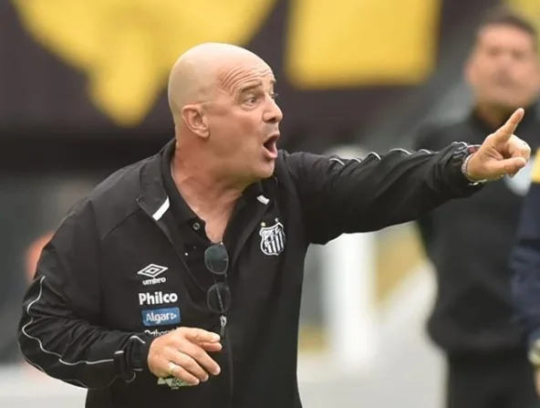 Auxiliar de Sampaoli no Santos garante desconhecer o futuro do treinador