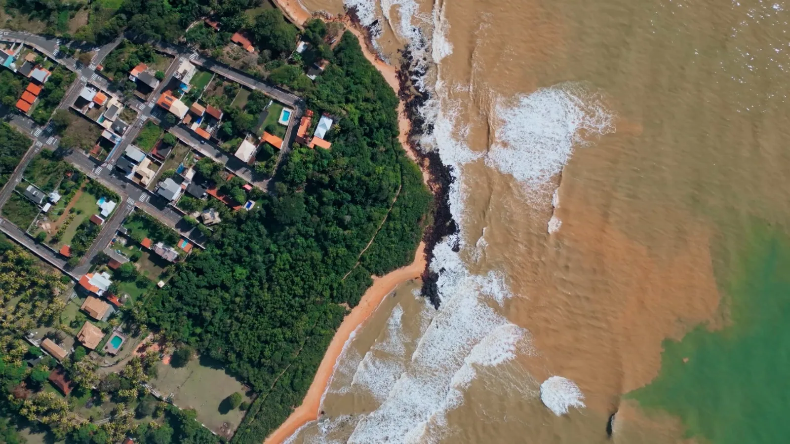 VÍDEO | Imagens aéreas mostram beleza única de praias da Serra