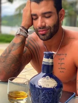 Gusttavo Lima aparece cantando sofrência e virando garrafa de whisky de mais de mil reais!