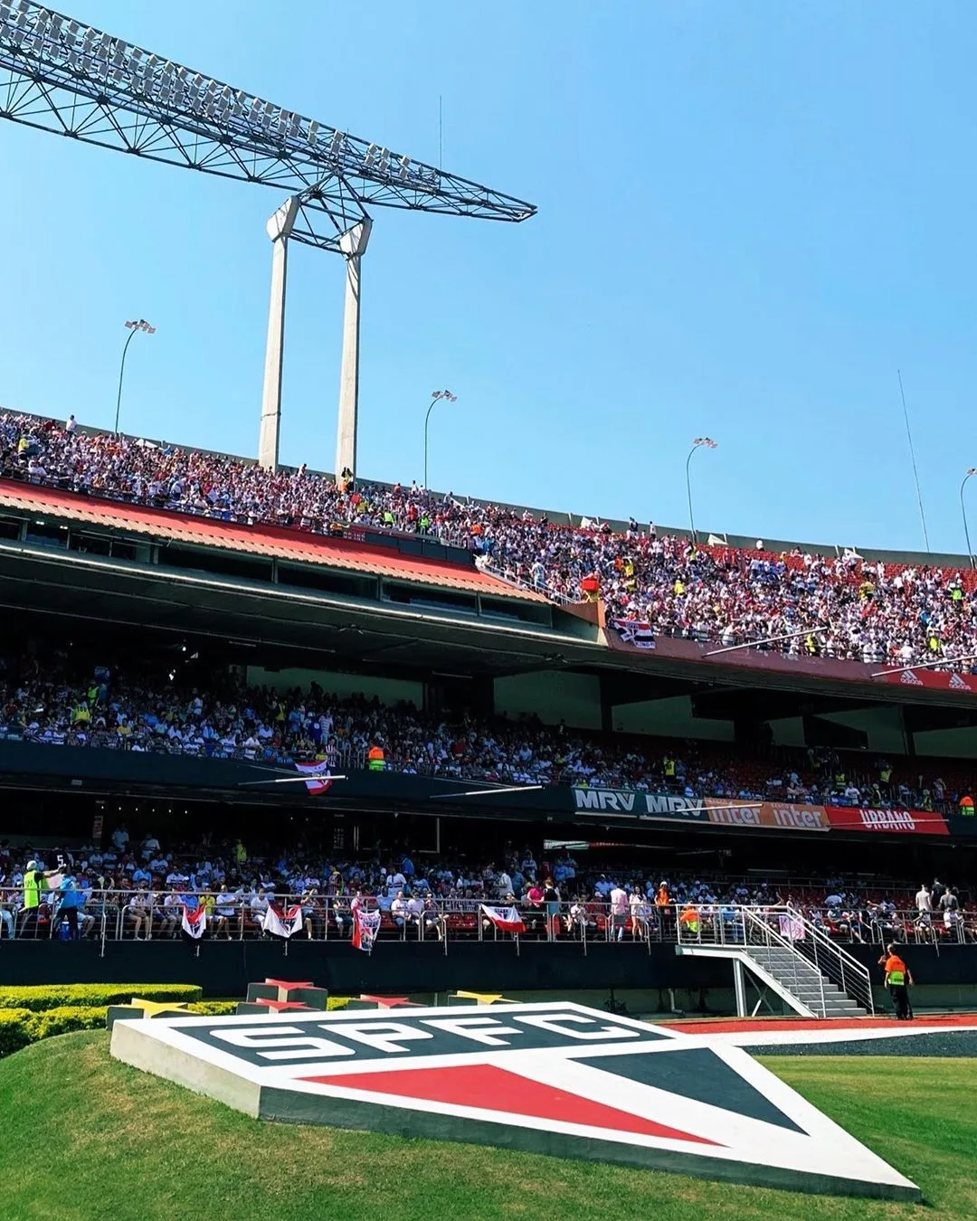 Torcida organizada do São Paulo protesta após empate com o CSA no Morumbi