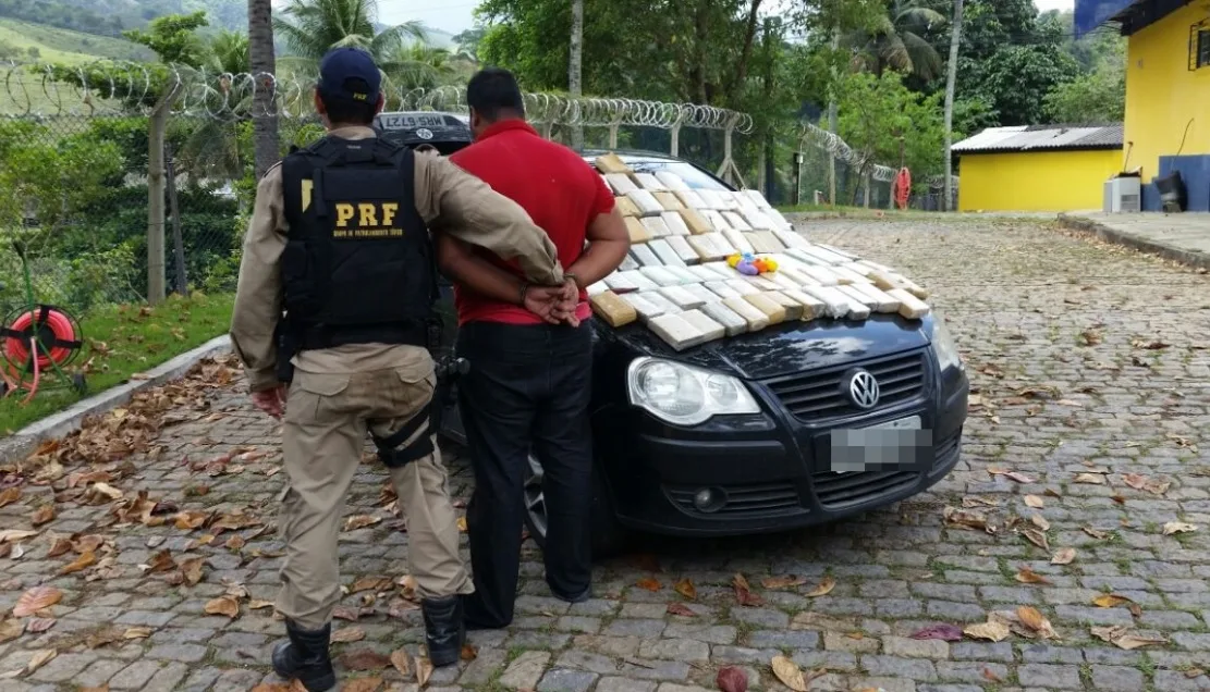 Motorista tenta fugir, mas é preso com 85 tabletes de maconha em Guarapari