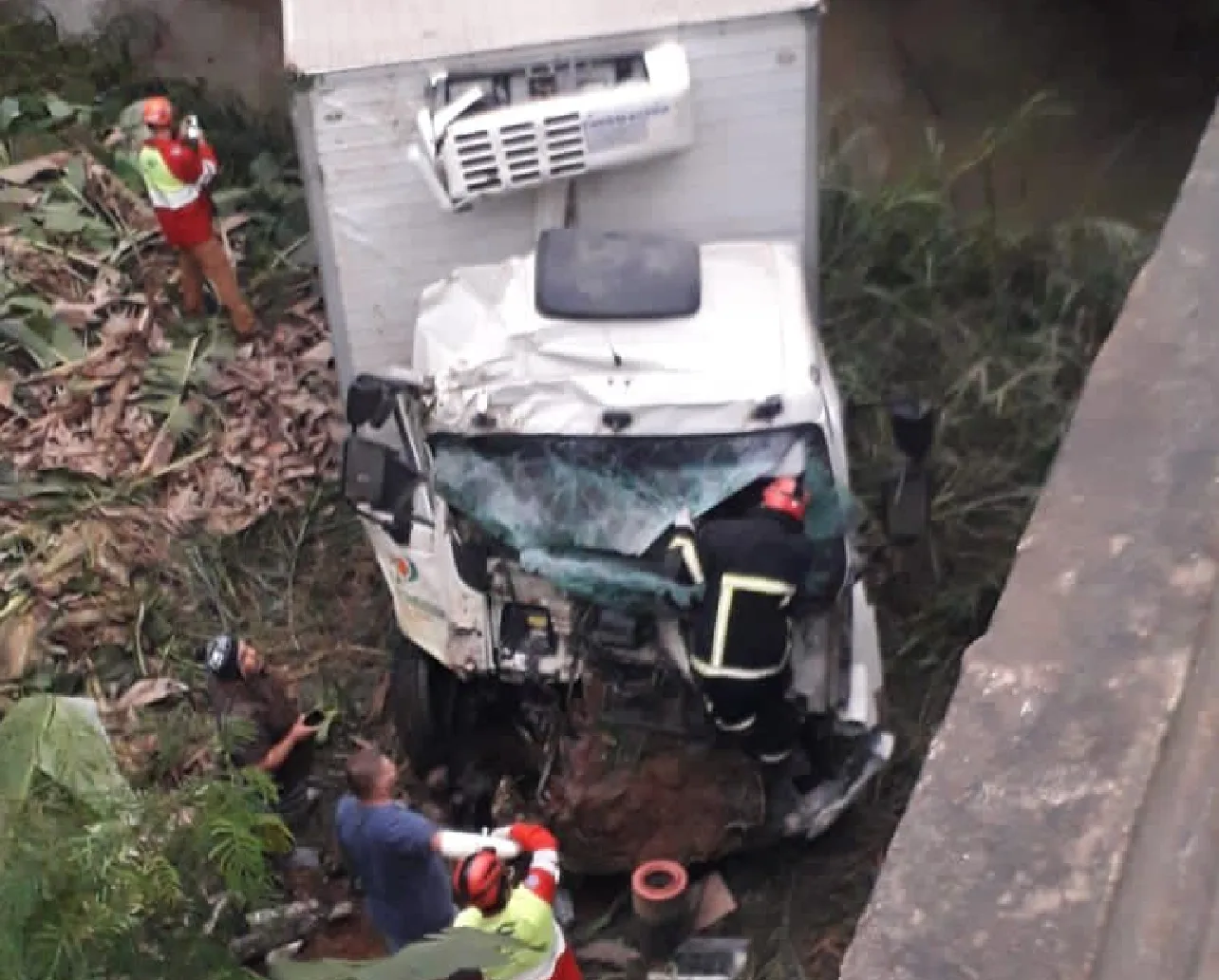 Caminhão sai da pista e fica com frente destruída em acidente na BR-101, na Serra