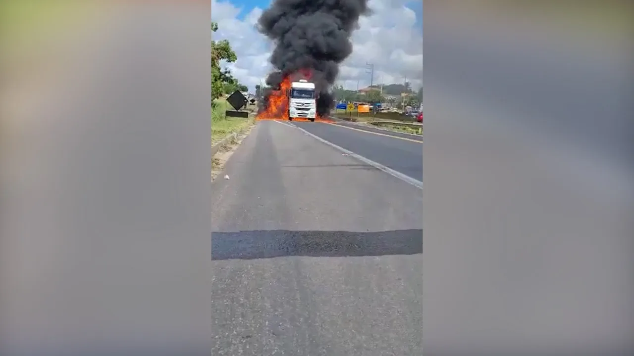 VÍDEO | Trecho da BR-101 é interditado após carreta pegar fogo em Jaguaré