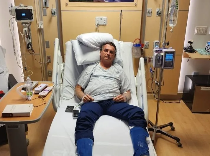 Bolsonaro publica foto em hospital de Orlando e agradece orações