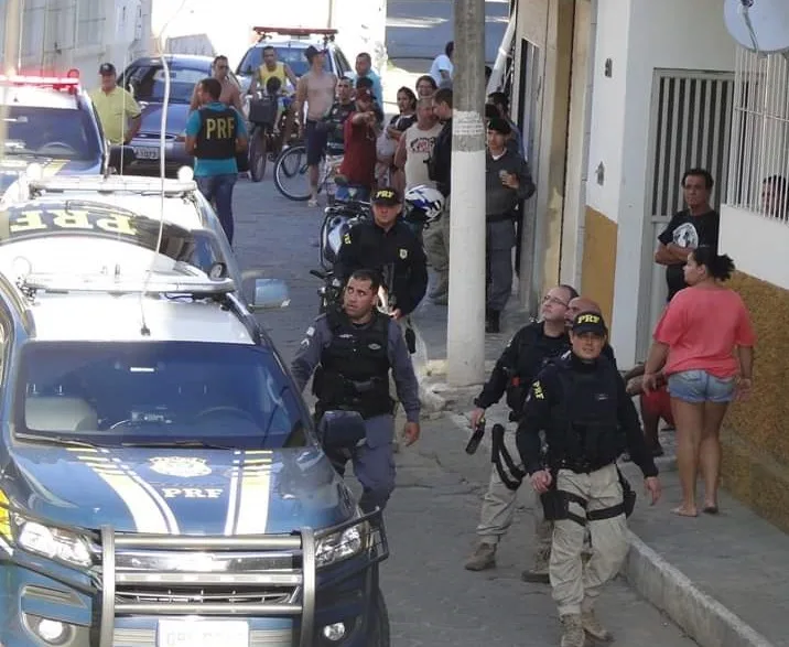 Suspeitos de chefiar o tráfico no Bairro da Penha são presos em esconderijo em Piúma durante operação