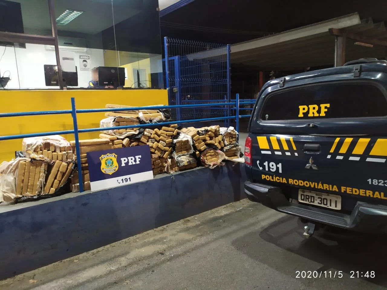 VÍDEO | Perseguição da PRF termina com quase 370 quilos de maconha apreendida em Viana