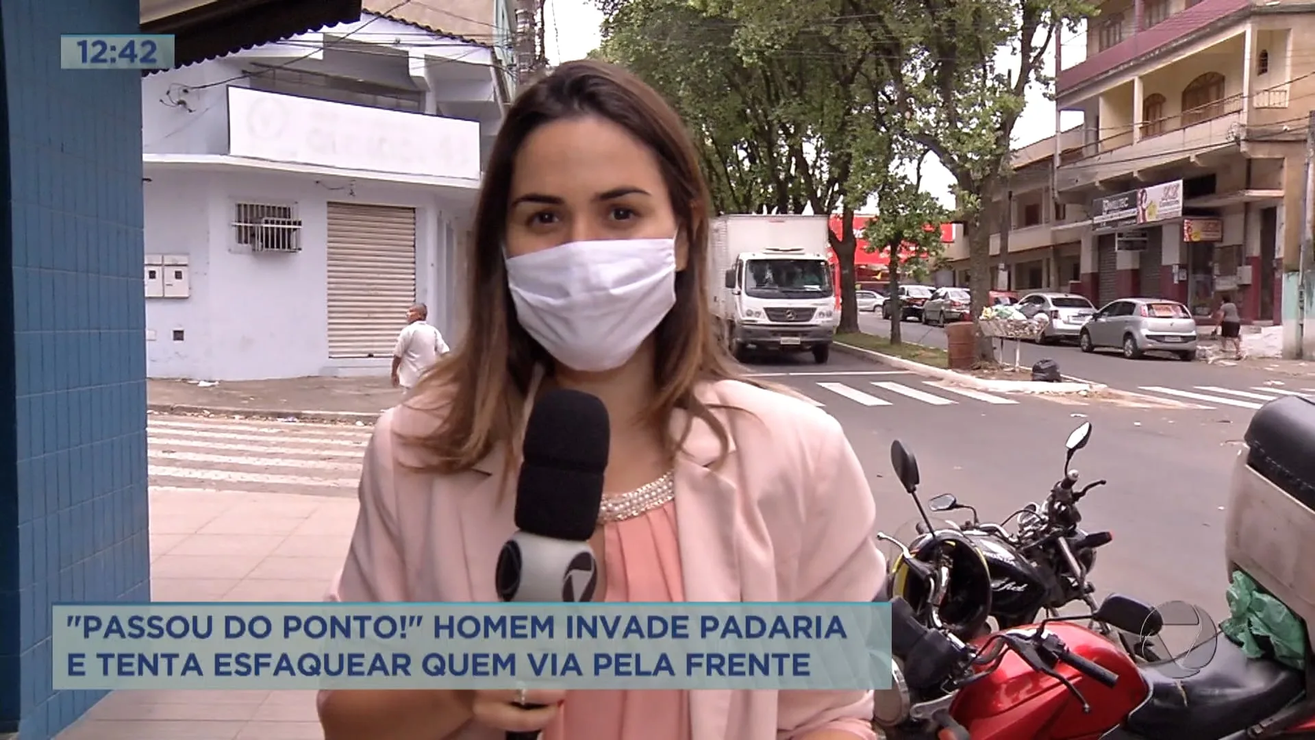 Homem invade padaria e tenta esfaquear várias pessoas