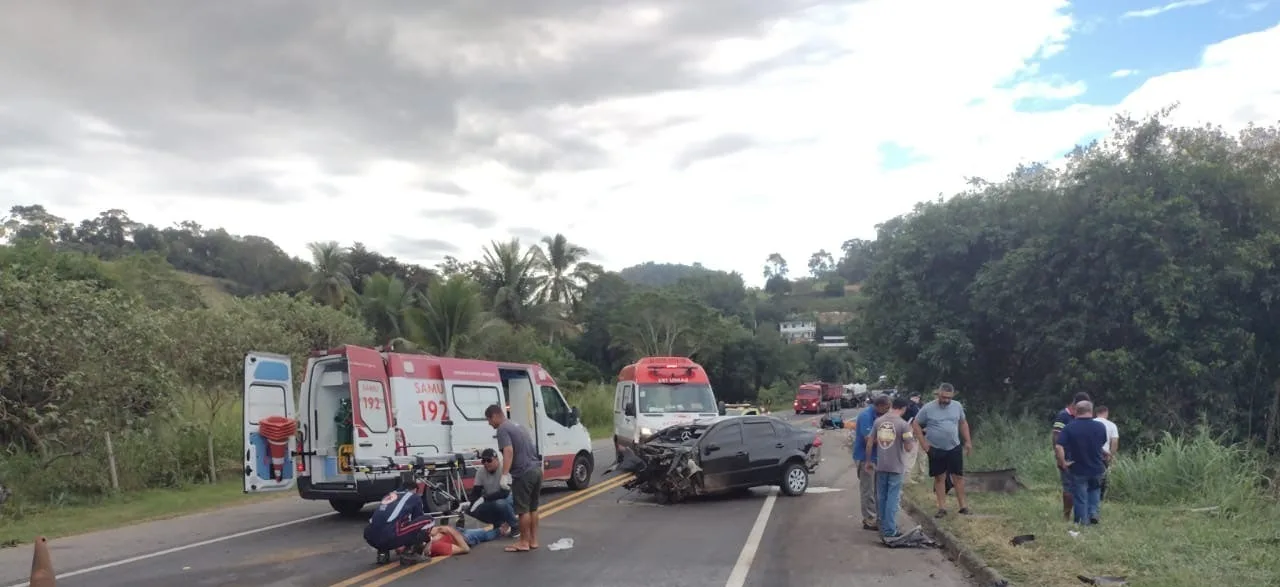 Acidente entre carro e carreta na BR-101 deixa 2 pessoas mortas no ES