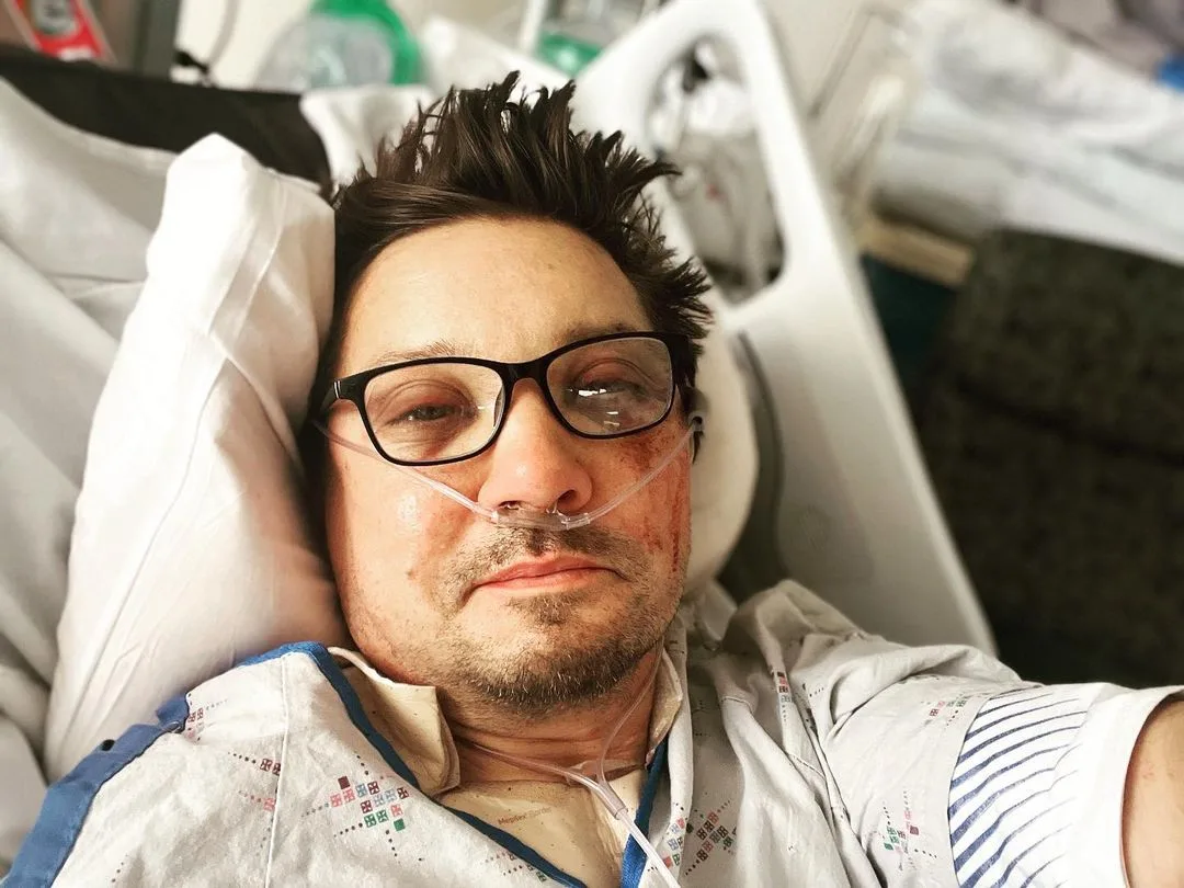 Jeremy Renner publica foto nas redes sociais e agradece carinho