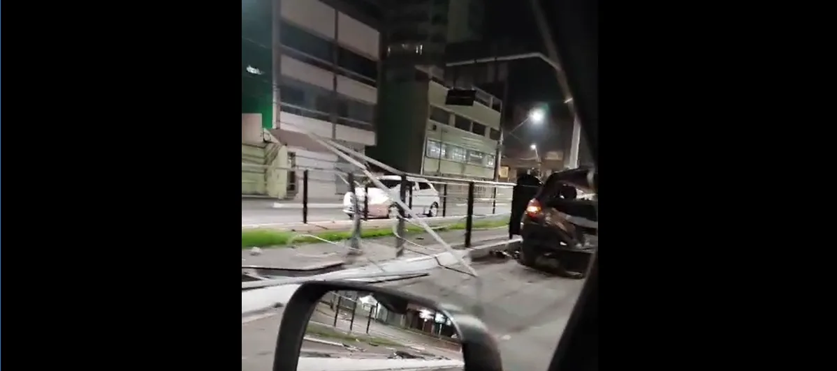 Carro bate em grade de proteção de ciclovia da Leitão da Silva e motorista fica ferida