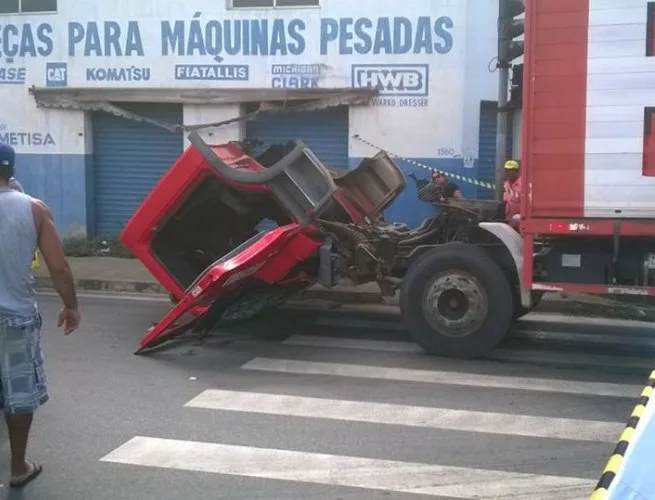 Motorista fica ferido após carroceria de caminhão se soltar na BR-101, em Linhares