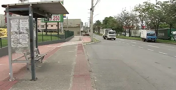 Vigilante atira contra criminosos ao perceber assalto em ponto de ônibus na Serra