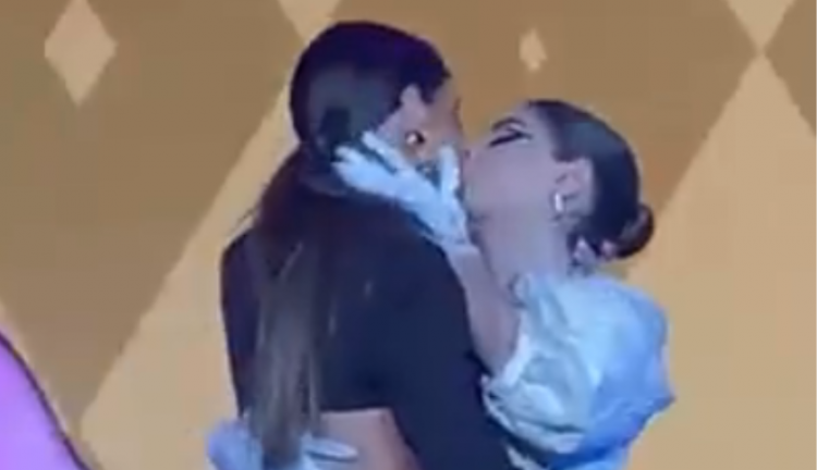 Gkay e Bianca Andrade chocam com beijão no MTV Miaw 2022