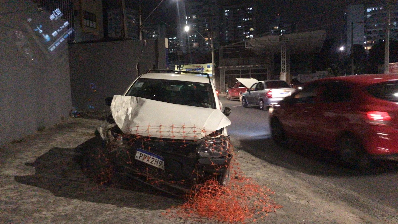 VÍDEO | Motorista morre após passar mal e bater contra muro em Vila Velha