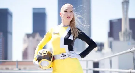 Atriz de Power Rangers tira o uniforme e busca sucesso com conteúdo adulto