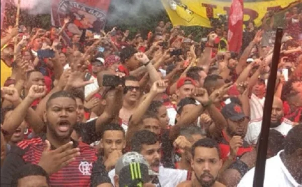 Sob festa com torcida aglomerada, Flamengo viaja e leva lesionados a São Paulo