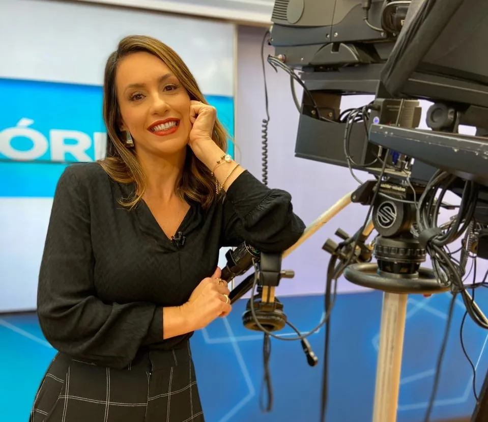 Juliana Lyra estreia no comando do 'Jornal da TV Vitória'