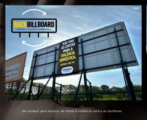 MP cria outdoor virado de costas e chama atenção para a violência doméstica