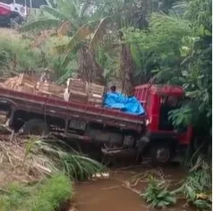 VÍDEO | Caminhão cai de barranco e uma pessoa fica ferida na Serra