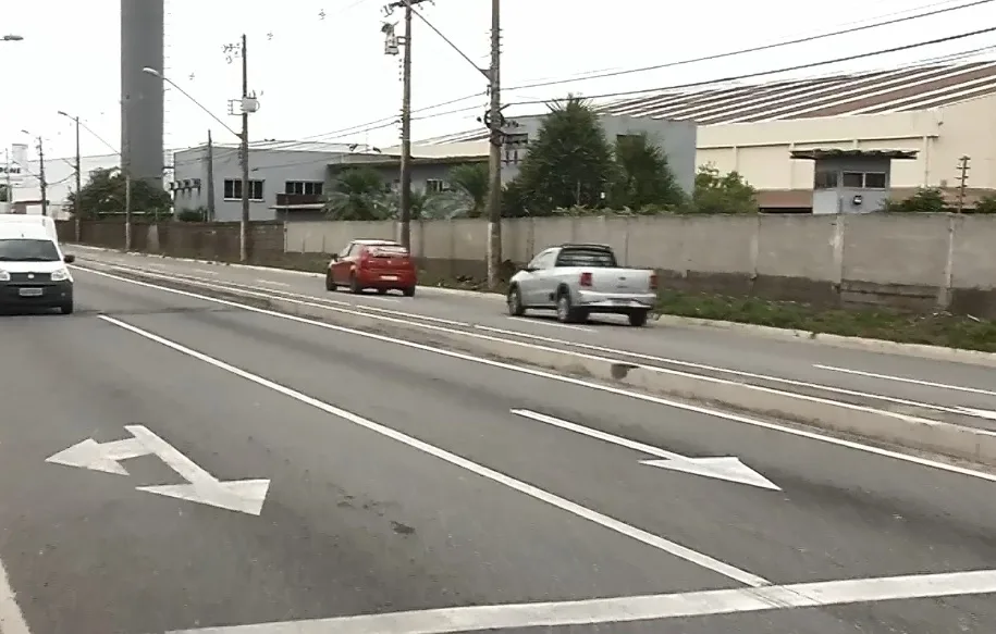 Criminosos fazem arrastão em ponto de ônibus e rendem vítimas que iam para o trabalho