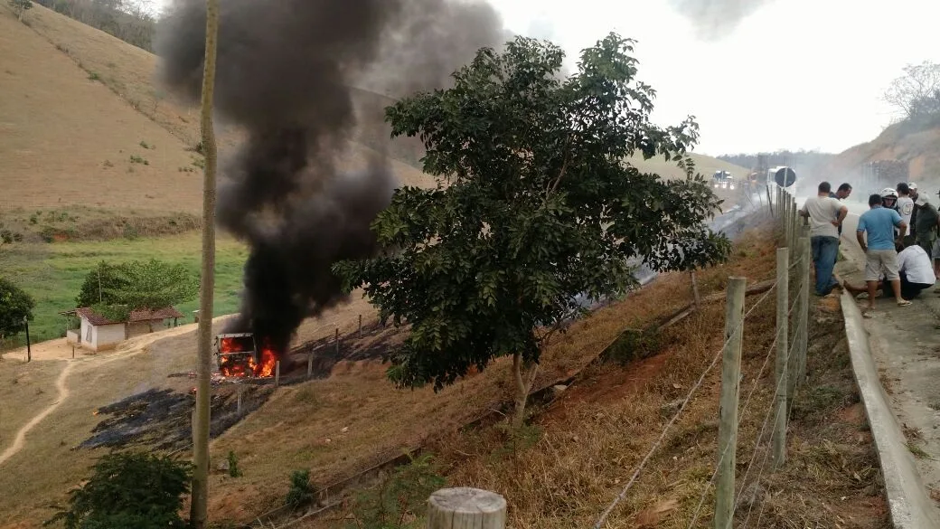 Motorista pula de caminhão em chamas e veículo cai em ribanceira em Cachoeiro