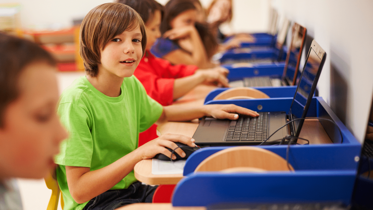 Alunos utilizando computadores durante aula. Foto: Freepik