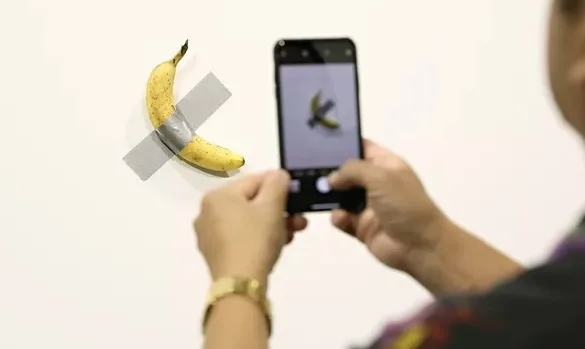 Artista come banana vendida como obra de arte por R$ 500 mil