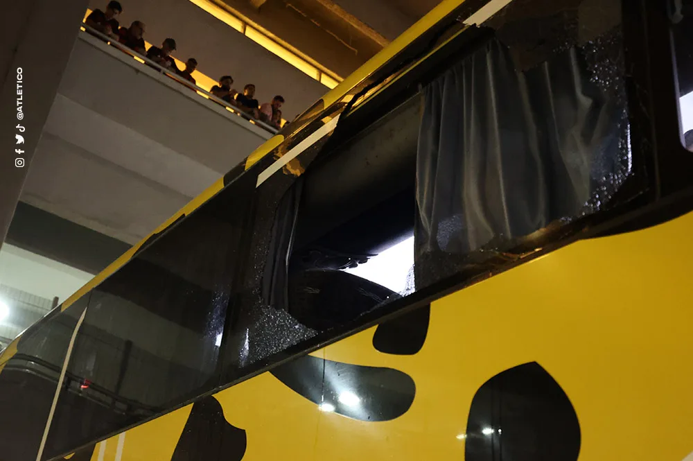 Ônibus do Atlético-MG é atacado em chegada ao Maracanã para jogo com o Flamengo