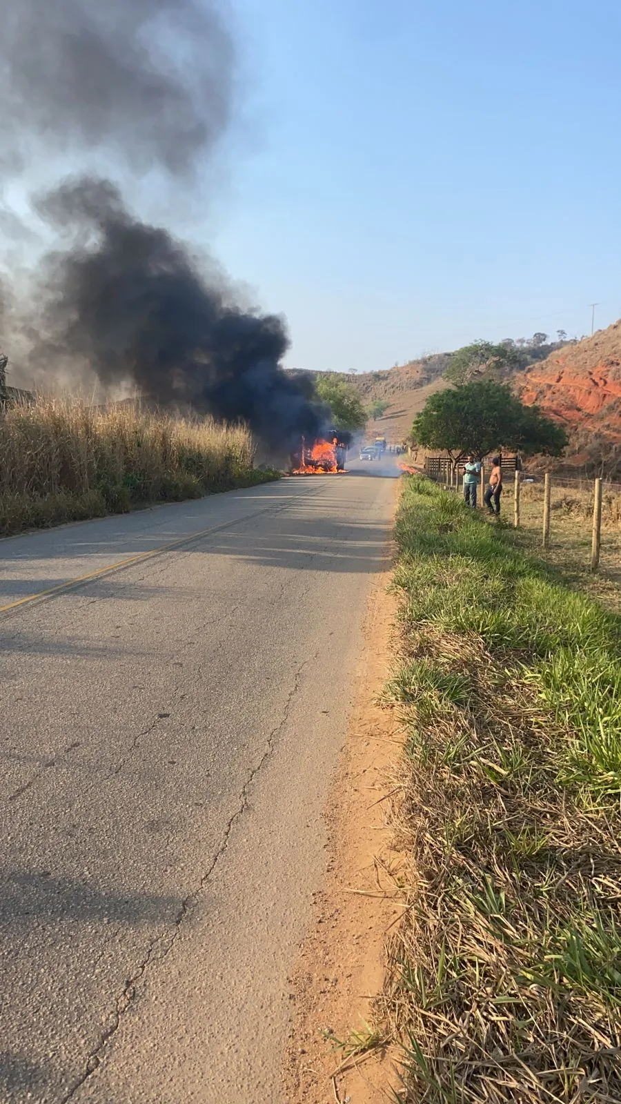 VÍDEO | Ônibus da Prefeitura de Baixo Guandu pega fogo em rodovia de Minas Gerais