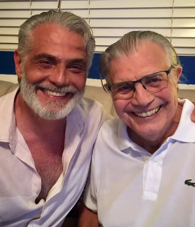 Tarcísio Meira e Tarcísio Filho posam juntos em selfie e fãs se espantam com semelhança