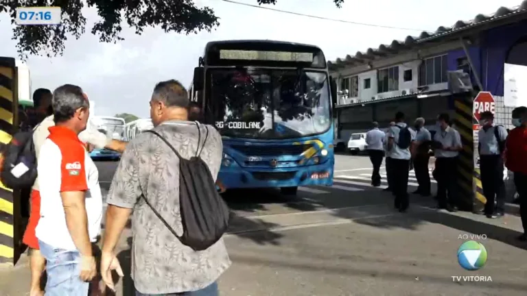 Rodoviários fazem protesto e população fica sem ônibus