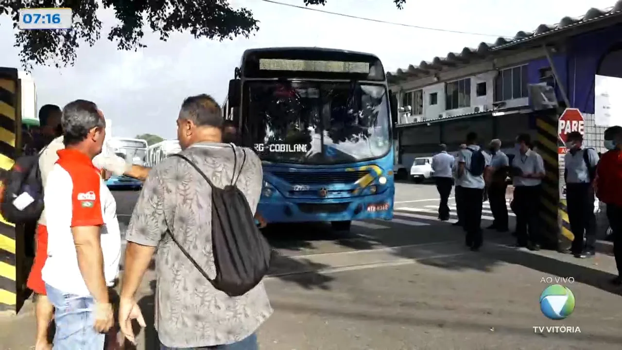 Rodoviários fazem protesto e população fica sem ônibus