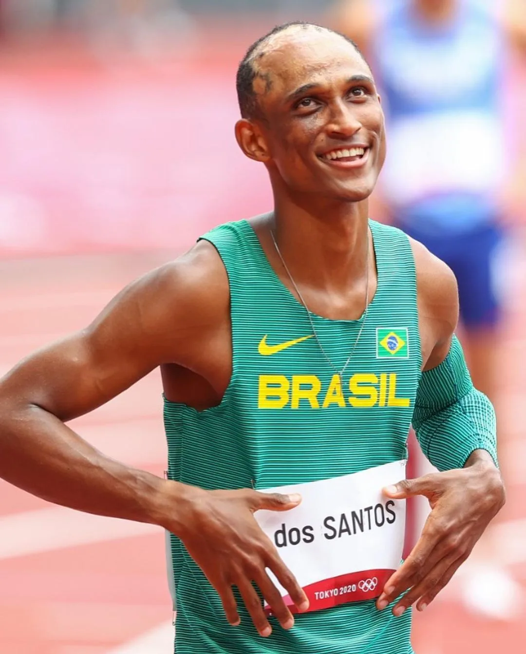 Após promessa e bronze, Alison dos Santos ganha caminhão de refrigerante