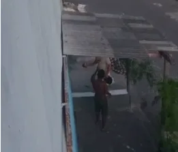 VÍDEO | Policial militar de folga é flagrado agredindo morador na Serra