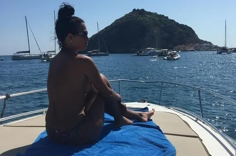 Ousada, Ariadna volta a fazer topless em barco