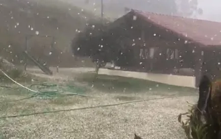 VÍDEOS | Chuva de granizo é registrada em Pedra Azul