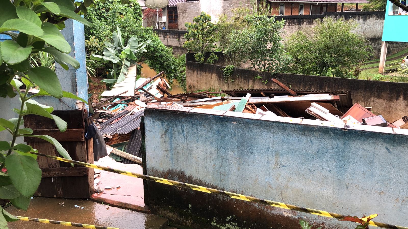 Chuva causa destruição e deixa pelo menos 19 pessoas fora de casa no ES