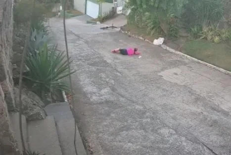 VÍDEO | Mulher fica ferida após cair de bicicleta ao descer o Morro do Moreno