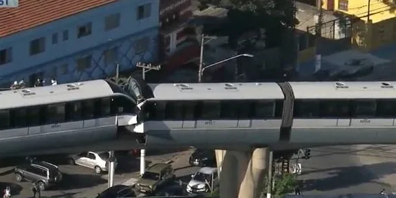 Colisão entre trens paralisa Linha-15 Prata do Metrô de SP