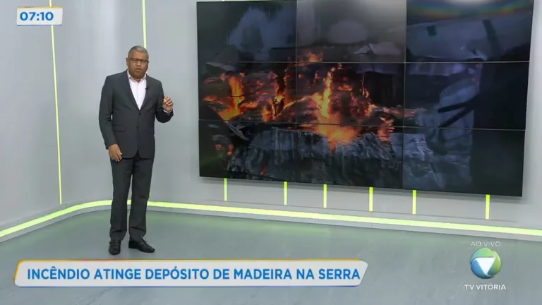Incêndio atinge depósito de madeira