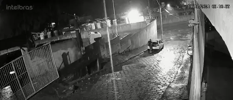 VÍDEO | Bandido arromba porta-malas, entra no veículo e foge com o carro em Viana