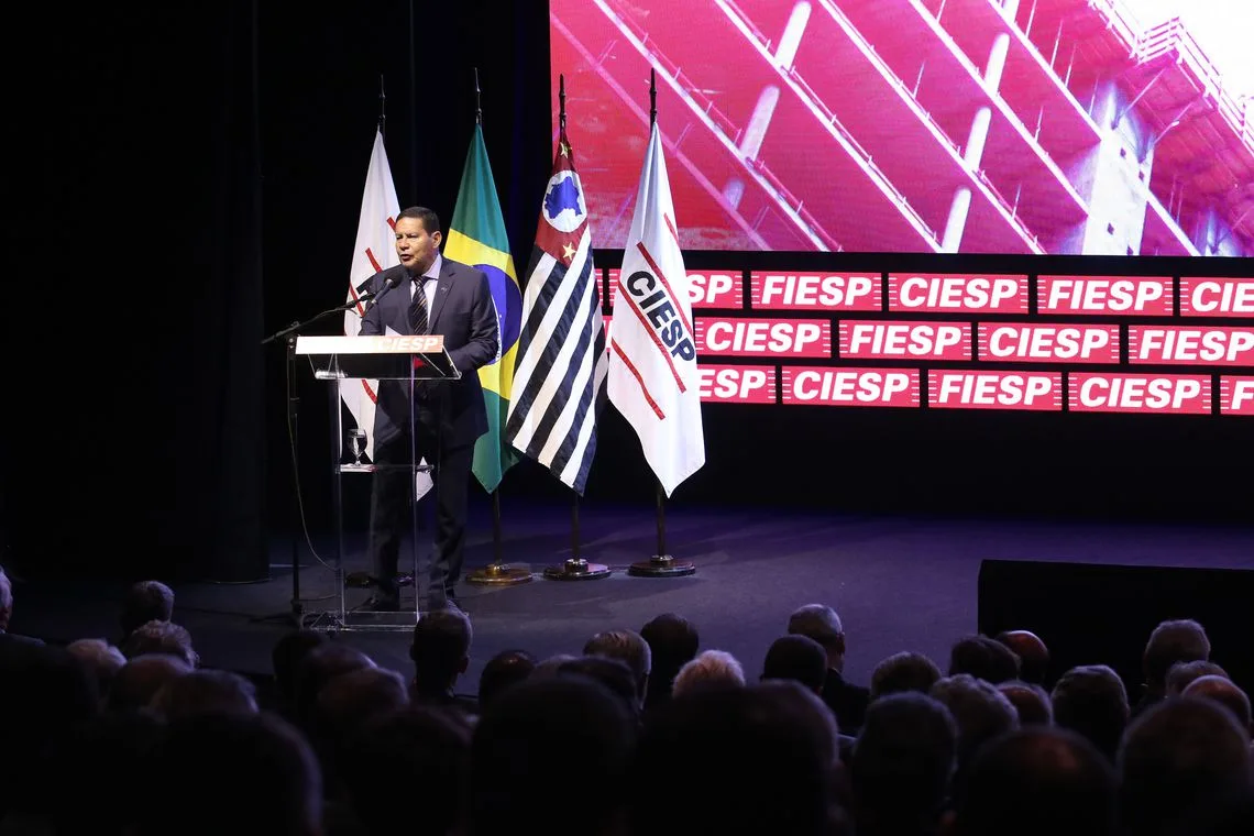 O vice-presidente da República, general Hamilton Mourão, participa da abertura do 13º ConstruBusiness – Congresso Brasileiro da Construção, na Fiesp.