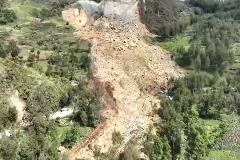 VÍDEO | Deslizamento de terra soterra mais de 2 mil pessoas