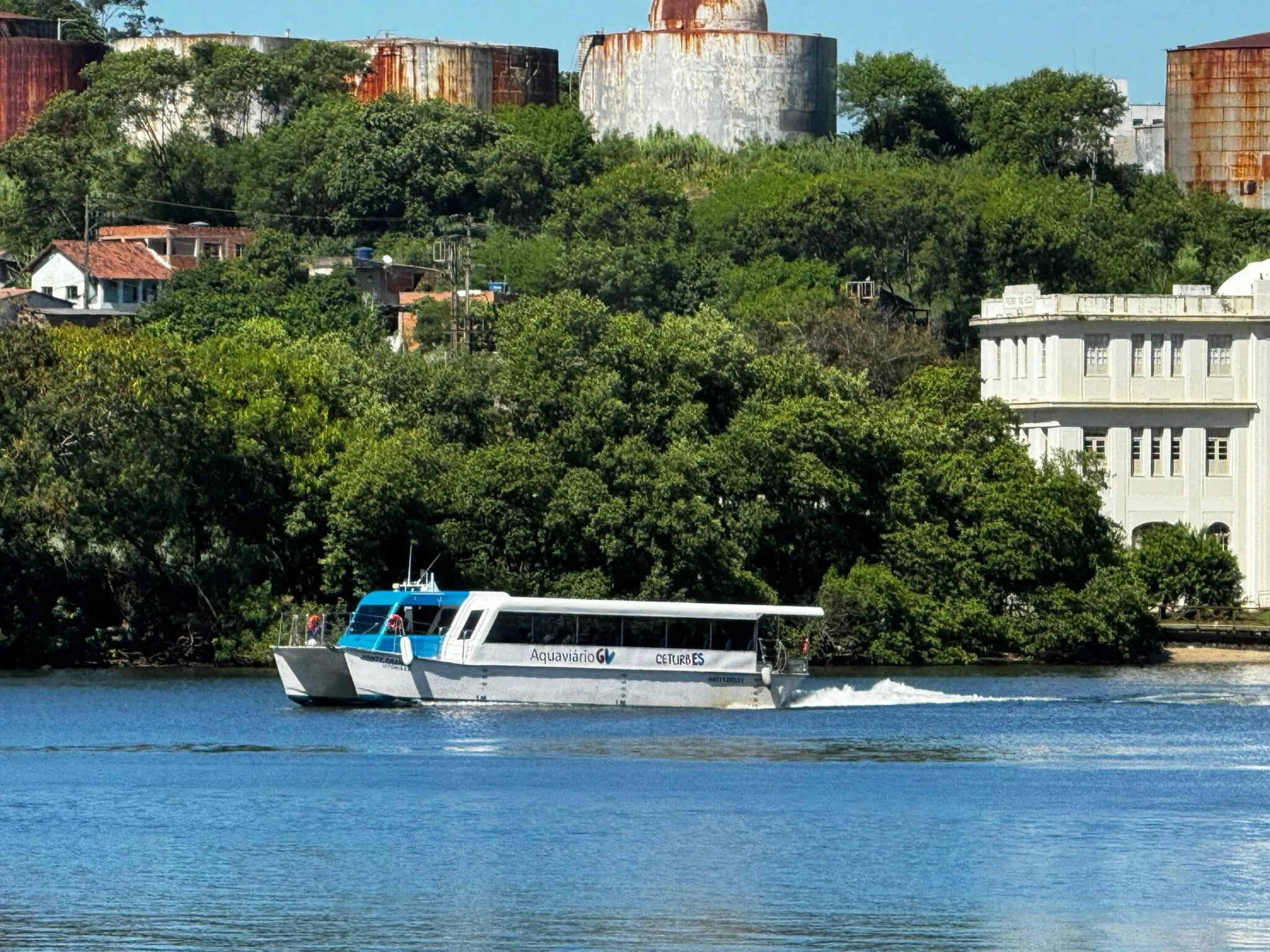 Aquaviário navega entre Vila Velha e Vitória, em frente ao Museu Vale, no canal do Porto da Capital (Foto: Pedro Permuy)