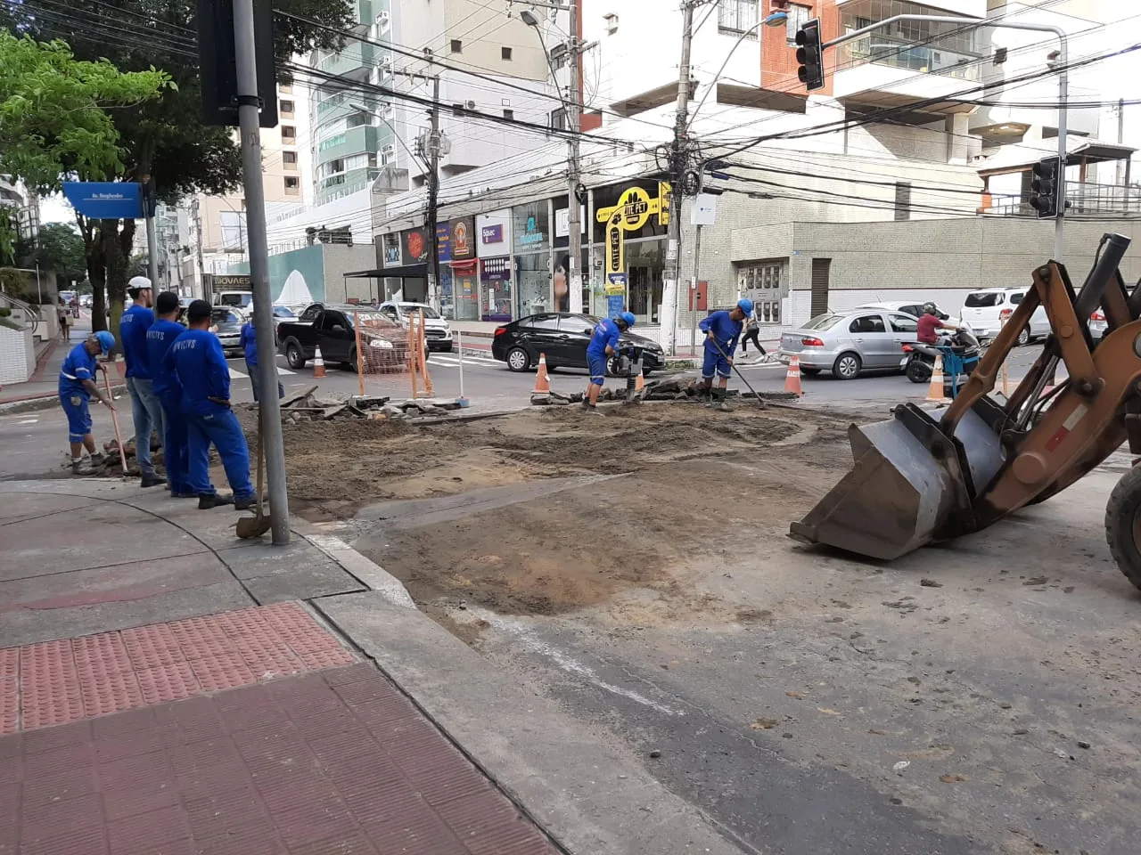 VÍDEO | Buraco que se abriu na avenida Hugo Musso é fechado por equipe da Cesan