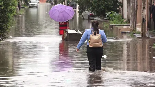 Chuva deixa ruas da Grande Vitória alagadas nesta segunda-feira