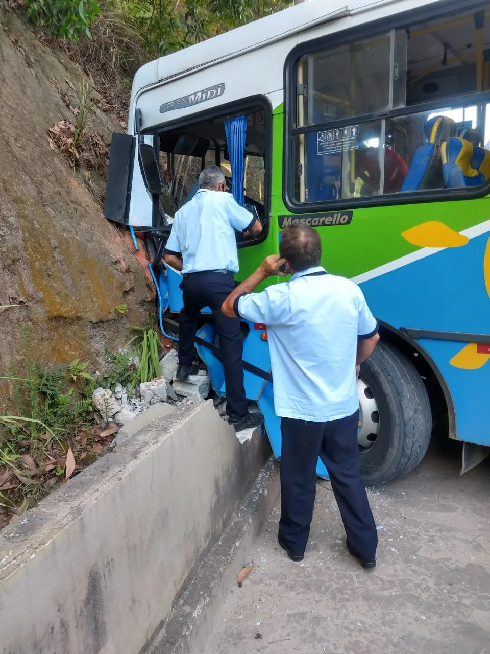 VÍDEO | Ônibus do Transcol bate em muro no terminal de Itacibá e passageiros ficam feridos