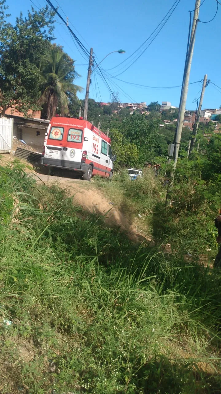 Mulher é agredida com tesouradas na frente do filho após discussão com vizinho em Cariacica